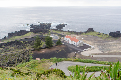 Verlassen und etwas geisterhaft stand das Thermalbad in der kargen Landschaft. Thermen von Ponta Da Ferraria