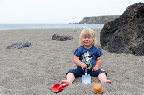 Strand, Schaufel und Förmchen und Leni ist zufrieden. Leni, die stolze Sandbuddlerin