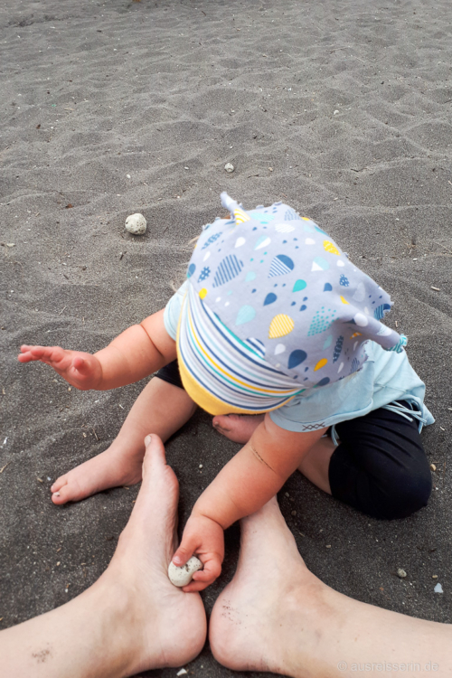 Kinderarbeit? Leni hatte ihren Spaß,... Fußpflege mit Bimssteinen