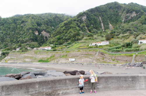 Wer den Ausblick vom Strand auf die befestigte Uferböschung unschön findet, sollte wissen, dass das Fischerdorf bei einem extremen Unwetter in 1997 fast dem Erdboden gleich gemacht wurde. Befestigte Uferböschung von Ribeira Quente