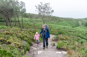 Das stetiges Auf und Ab bei Küstenwanderungen ist für Kleinkinder recht gut machbar. Stetiges Auf und Ab bei Küstenwanderungen
