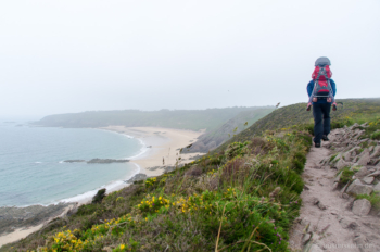 Wir wandern oberhalb des Traumstrands Lourtuais. Wandern oberhalb des Traumstrands Lourtuais an der Smaragdküste