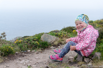 Wanderpause am Cap d'Erquy: Windig, aber aussichtsreich und gut gelaunt. Wanderpause an der Smaragdküste