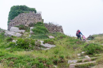 Über Steintreppen gings hinauf zum Four à boulets. Aufsteig zum Four à boulets
