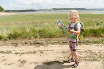 Lotta studiert die Wanderkarte, die es kostenlos an der Rezeption des Campingplatzes gibt. Lotta studiert die Wanderkarte