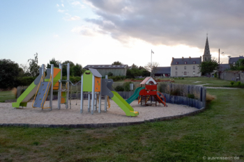 Nur 2 Minuten vom Campingplatz entfernt liegt dieser schöne Spielplatz im Kirchhof, wo man übrigens auch hervorragend picknicken kann ;-) Spielplatz im Kirchhof