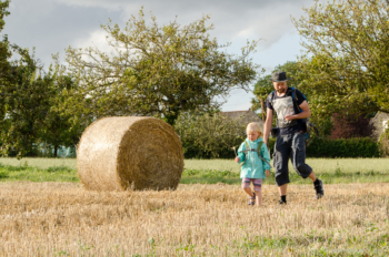 Wir schauen uns die Heuballen an und probieren das Korn. Etwas Kornkunde