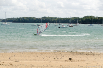 Surfer auf der Rance Surfer auf der Rance