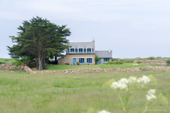 Steinhaus mit blauen Fenstern Steinhaus mit blauen Fenstern