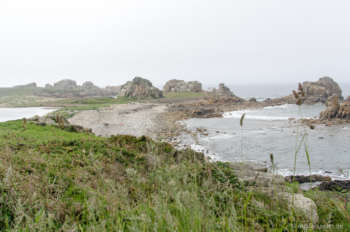 Hinter der Bucht erkennt man bereits das Castel Meur. Castel Meur in der Ferne