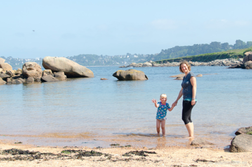 Schnell die qualmenden Wanderfüße ins Wasser gehalten: Strandpause am Plage Pors Rolland. Strandpause am Plage Pors Rolland