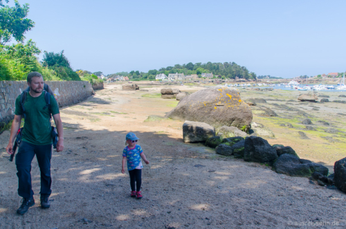 Zu Anfang laufen wir am Strand im Hafen von Ploumanac'h entlang. Strand im Hafen von Ploumanac'h