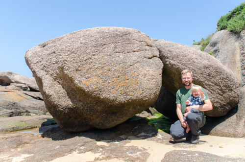 Zwischen den Granitfelsen können die Kids super klettern, sich verstecken und in den Pfützen plantschen. Spielen zwischen Granitfelsen