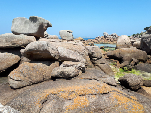Skurrile Rosa Granitküste: Die Felslandschaft gleicht einer Seite aus einem Wimmelbuch. Skurrile Rosa Granitküste