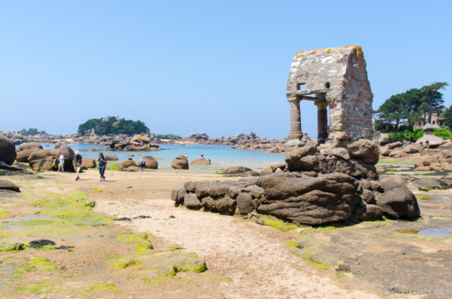 Die Kapelle von Saint-Guirec bei Ebbe, bei Flut ist sie vom Wasser umschlossen. Kapelle von Saint-Guirec