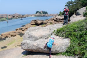Der Zöllnerpfad an der Rosa Granitküste bietet tolle Kraxelmöglichkeiten für kleine Nachwuchswanderer. Zöllnerpfad an der Rosa Granitküste