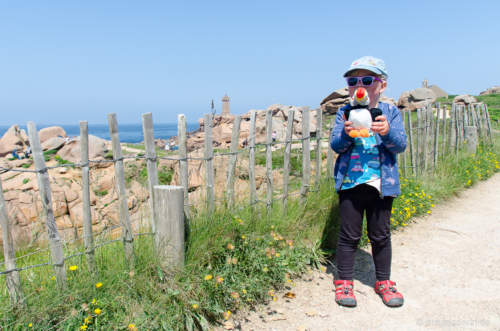 Mit dem gefiederten Wanderbegleiter geht es zum Leuchtturm Men Ruz. Gefiederter Wanderbegleiter