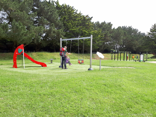Eine Spielplatz-Pause darf beim Wandern mit Kindern nicht fehlen. Spielplatz