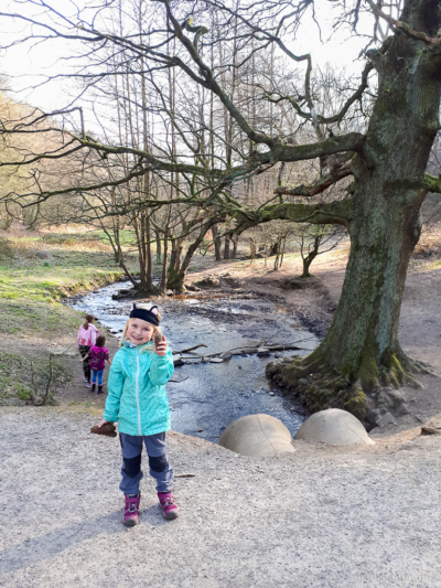 Das Bachbett der Mutte ist ein hervorragender Wasserspielplatz für Kinder. Muttenbach