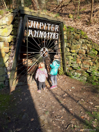 Lotta und Leni werfen einen Blick in den Stollen der Zeche Jupiter. Stollen der Zeche Jupiter