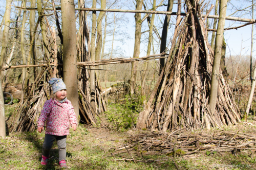 Hier war jemand fleißig und hat große Tipis aus Baumstämmen gebaut. Holz-Tipis