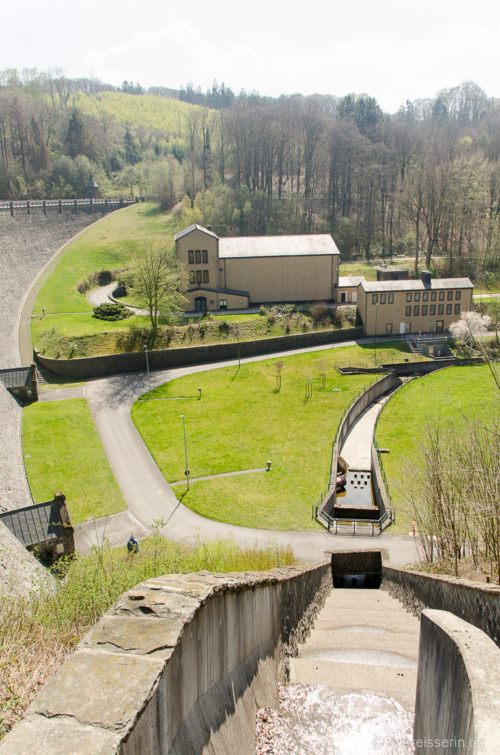 Hier geht's ordentlich runter: Ablauf des Stausees. Ablauf am Staudamm
