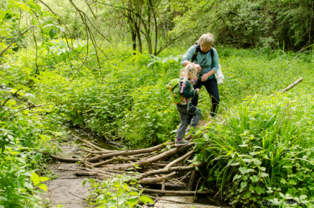 Wenn man zu lange den kleinen Pfaden folgt, muss man etwas kraxeln, um zum Hauptweg zurück zu gelangen. Kurze Kraxelei