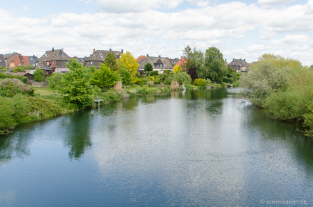 Hach ja, ein Häuschen an der Lippe mit eigenem Steg... geht wohl! Blick von der Lippebrücke