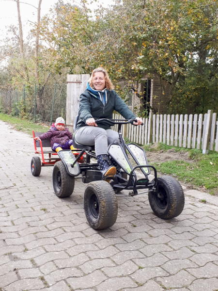 Leni lässt sich von mir im Kettcar chaffieren. Kettcar fahren
