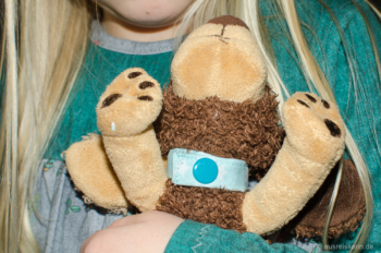 Kuscheltier-Hundehalsband in Action: Verschluss. von unten