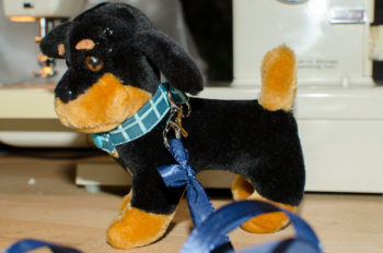 Kuscheltier-Hundehalsband in Action: Mit Leine. mit Leine