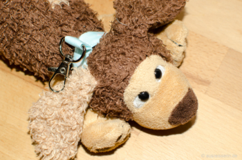 Kuscheltier-Hundehalsband in Action: Karabiner für die Leine. von oben