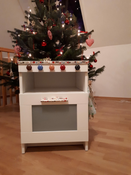 Dieser Nachtschrank schreit danach, zur Kinderküche umfunktioniert zu werden :-) Kinderküche aus Nachttisch