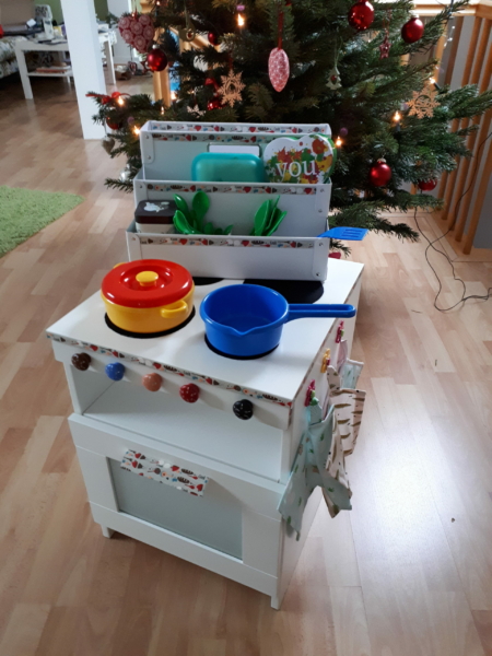 Ein Schreibtischutensilo dient als Aufbewahrung für das Kinderküchenequipment. Kinderküche im Einsatz