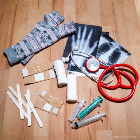 Noch frisch und unberührt: Der Inhalt der Arzttasche (insbesondere die Verbände müssen öfter mal ausgetauscht werden). Inhalt der Arzttasche