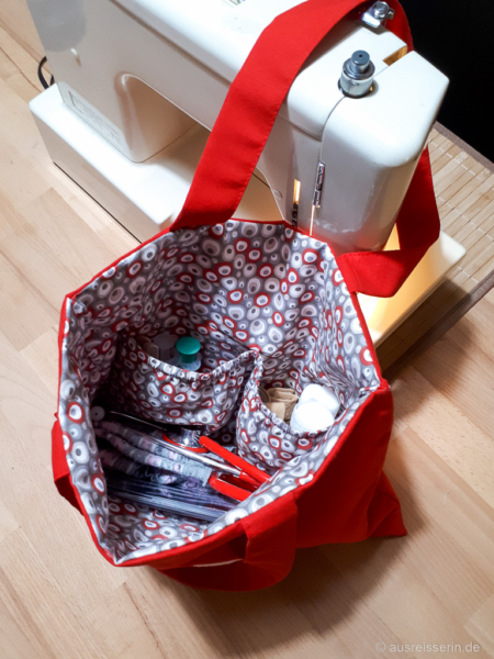 Blick ins Innere der Arzttasche: Das Equipment ist in Innentaschen sortiert. Arzttasche innen