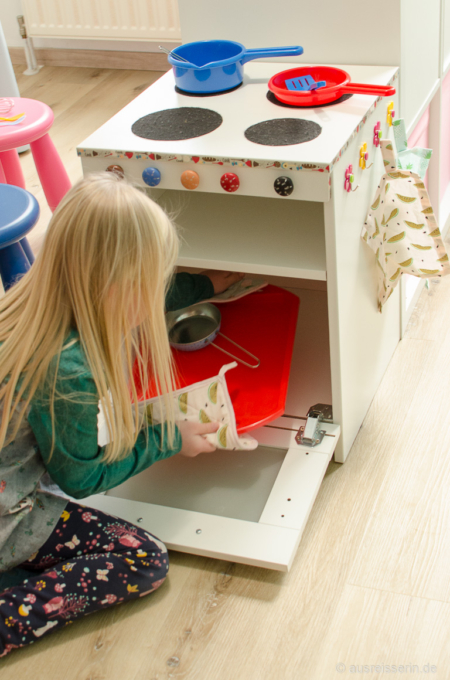 Der Backofen wird befüllt. Das Tablett wird daher zum Backblech umdeklariert. Backofen befüllen