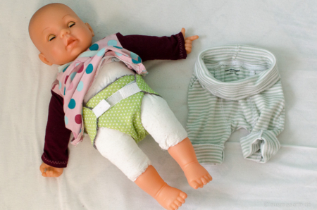 Shirt & Pamper sind selbst genäht, die Hose habe ich einfach nur umgeschlagen und festgesteppt. Shirt, Pamper und Hose