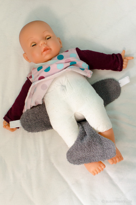 Das Wickeln ist ganz easy: Den Klettverschluss können Kleinkinder gut bedienen. Pamper anziehen