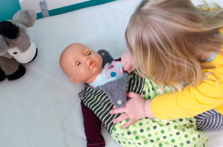 Feinmotorikübungen inklusive: Reißverschluss und Druckknöpfe schließen. Schlafsack zumachen