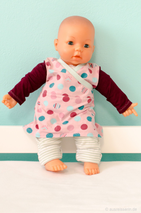 Das Shirt ist vielleicht etwas zu groß geworden, die Puppenmama schaut aber großzügig drüber weg. Puh. DIY-Puppenkleidung