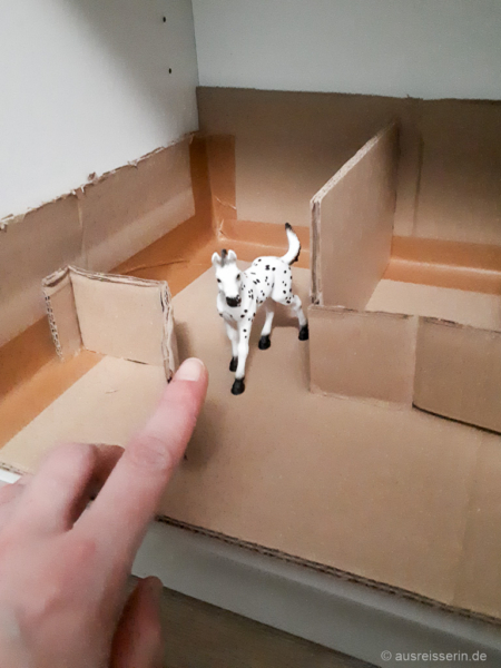 Bei dicker Pappe sind die beweglichen Türen stabil genug für das tägliche Spiel. Boxentür