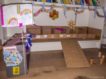 Fertig! Verziert mit Schildern und viel Blingbling besitzen wir nun den schönsten Reiterhof der Welt. Verzierter Pferdestall