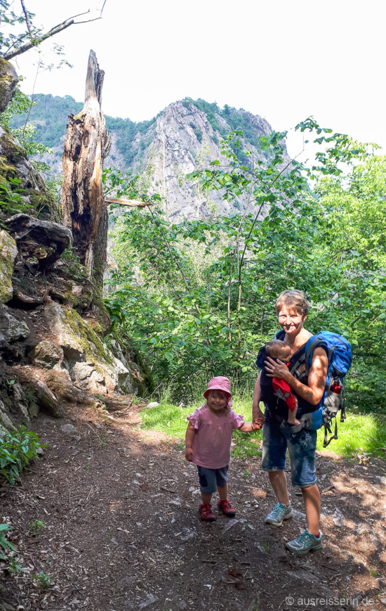 Solange das Baby noch vorne getragen wird, ist auf dem Rücken Platz für einen Gepäckrucksack. Wandern mit Babytrage und Rucksack