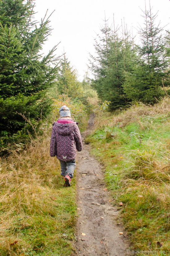 Auf schmalen Wanderpfaden laufen auch die Kleinsten motiviert selbst. Schmale Wanderpfade