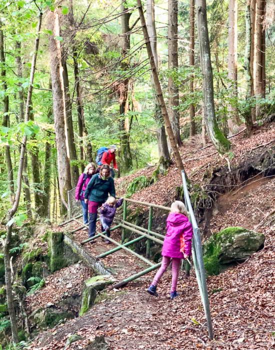 Vorsichtig überqueren wir die marode Brücke. Kletteraktion über marode Brücke
