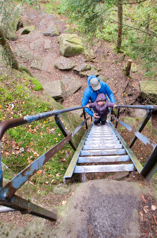 Leni klettert die Eisentreppen auf die Schnarcherklippe hinauf. Treppenaufstieg auf die Schnarcherklippen