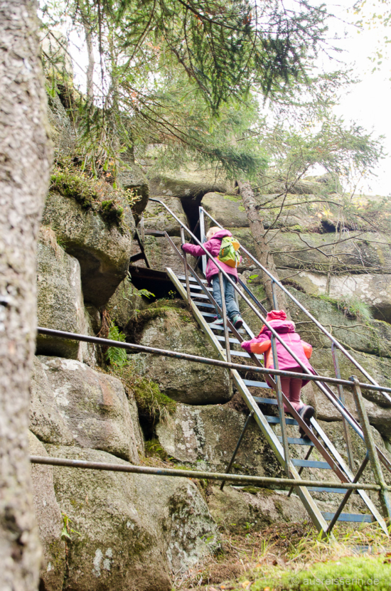 Lotta und ihre Freundin steigen die Treppen hinauf. Eisentreppen zur Schnarcherklippe