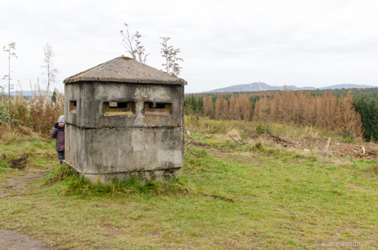 Bunker zur Grenzsicherung. Im Hintergrund erheben sich der Wurmberg und der Brocken. Bunker