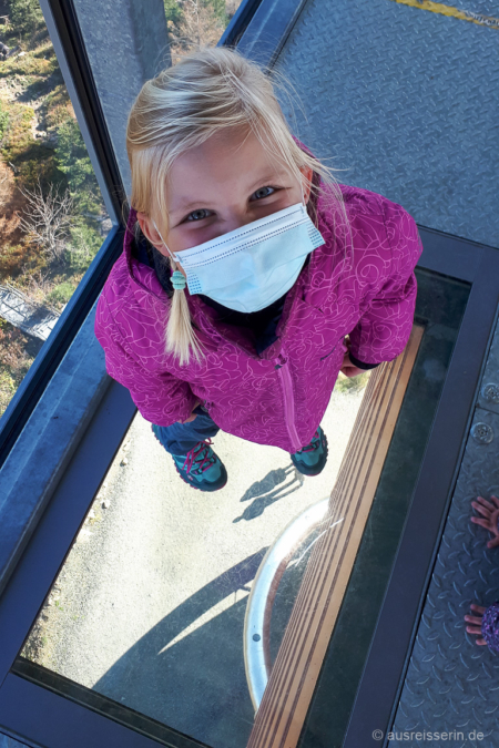 Glasboden des Wurmbergturms: Unter Lottas Füßen befinden sich 32 m Nichts. Glasboden auf dem Wurmbergturm